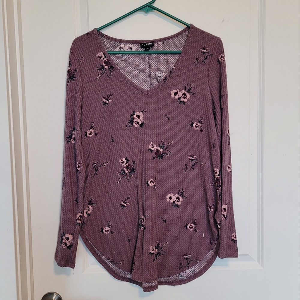 TORRID MAUVE PURPLE FLORAL LONG SLEEVE V-NECK TEE